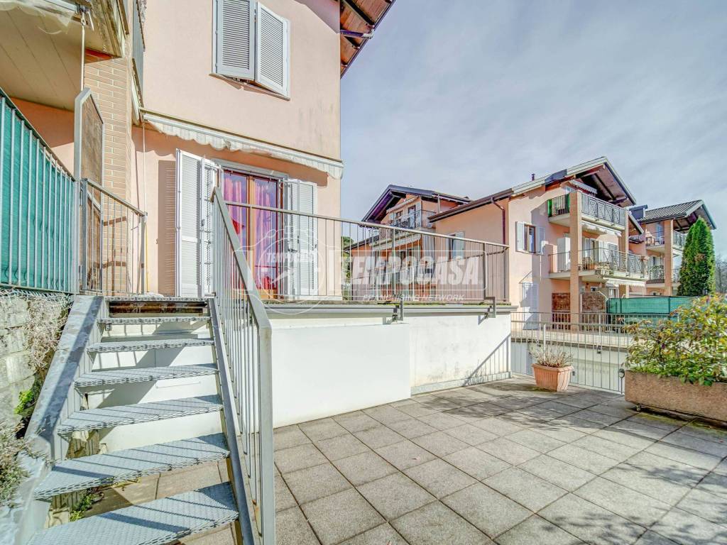 Vendita Appartamento Castronno. Bilocale in via Camillo Benso Conte di  Cavour. Buono stato, su più livelli, posto auto, con terrazza,  riscaldamento autonomo, rif. 119015739