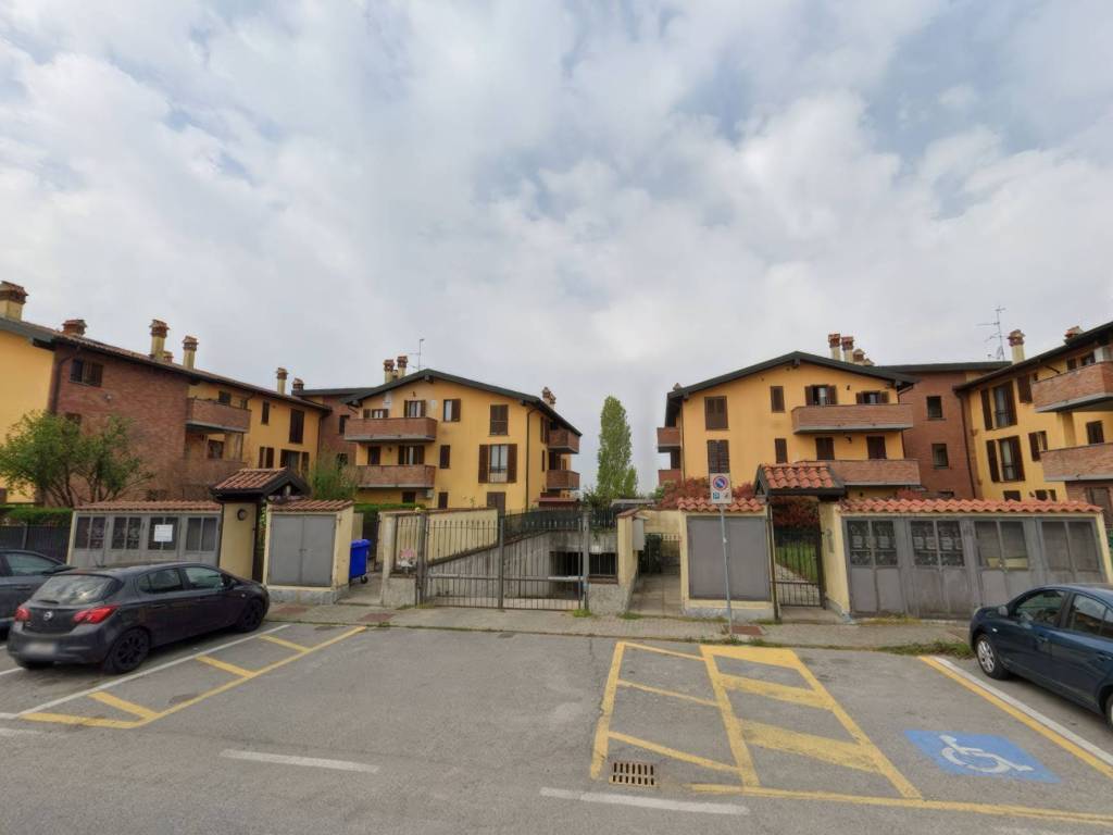 Magazzino - deposito via eugenio montale, torre del mangano, certosa di pavia