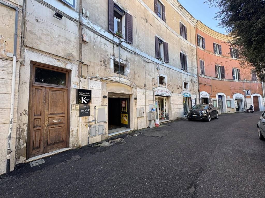 Locale commerciale piazza giuseppe garibaldi 4, centro, terracina