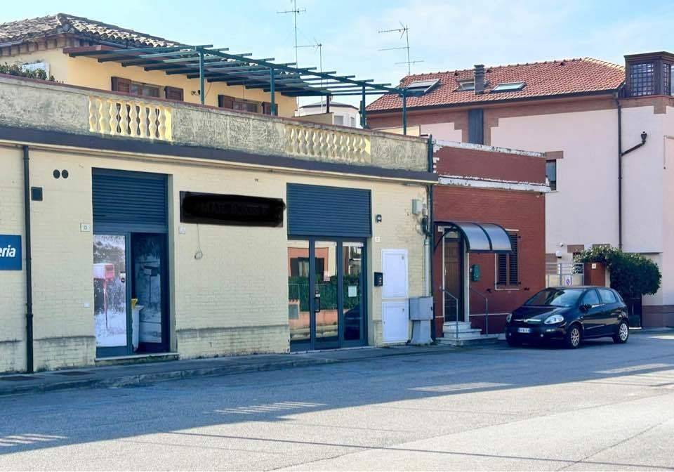 Locale commerciale via campo boario, centro storico, senigallia