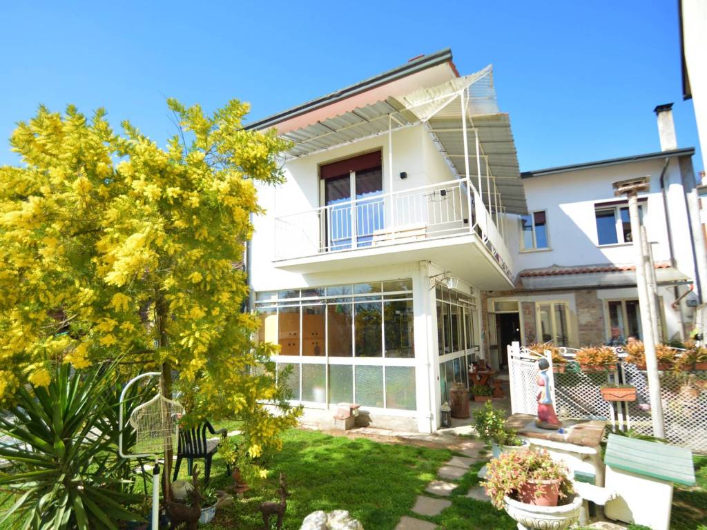 Villa a schiera via roma 37, centro, costabissara