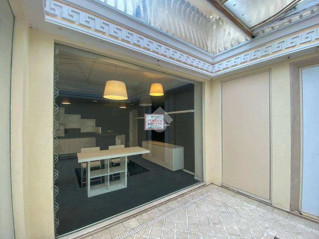 Locale commerciale piazza giacomo matteotti 25, centro storico, desenzano del garda