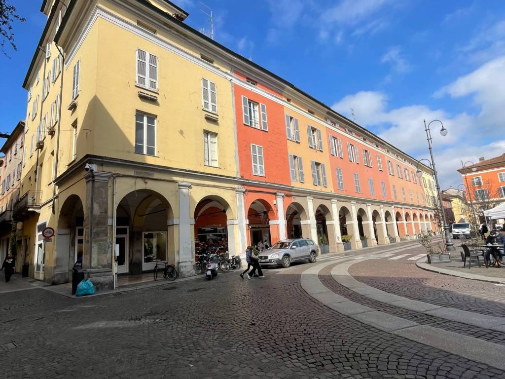 Locale commerciale piazza duomo, centro storico, piacenza