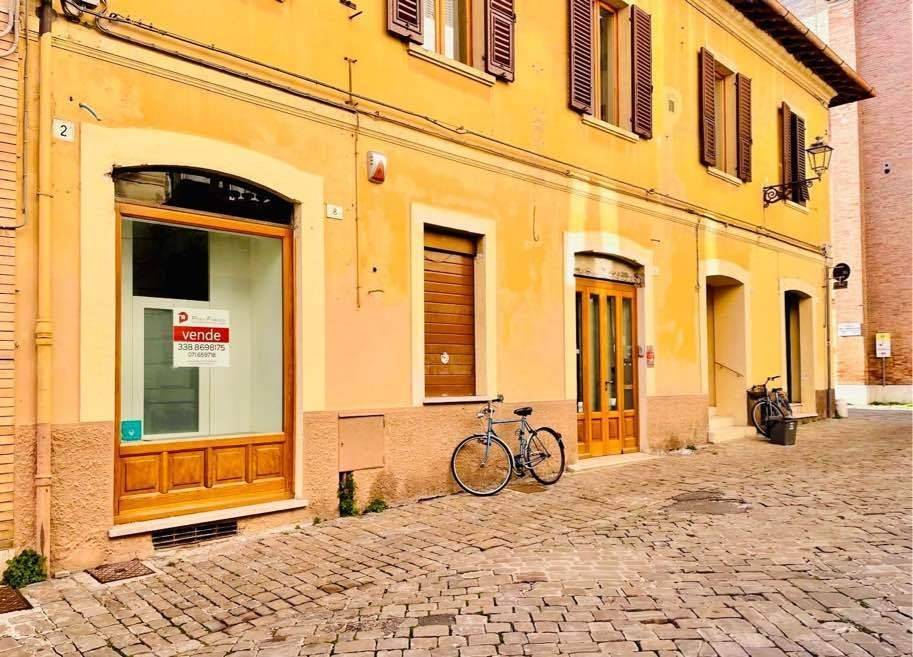 Locale commerciale via cavour 8, centro storico, senigallia