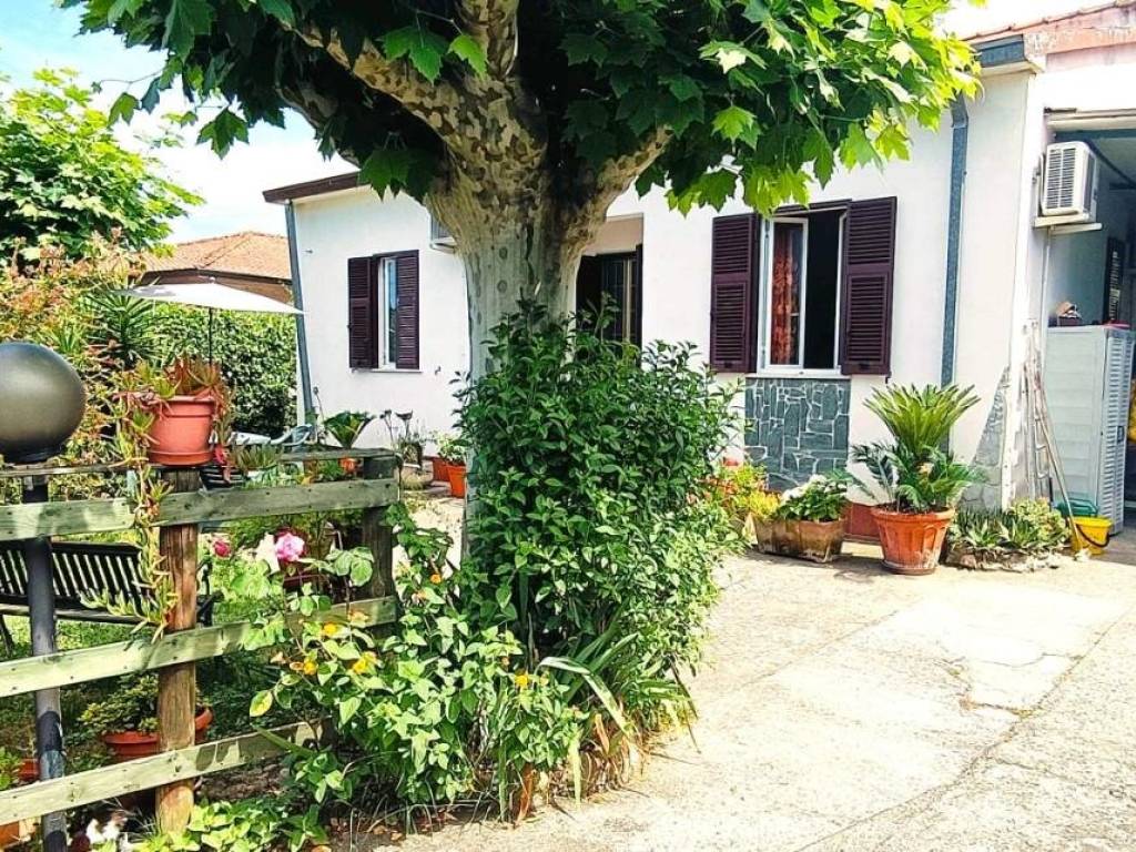 Terratetto unifamiliare via pratta,, romagnano, massa