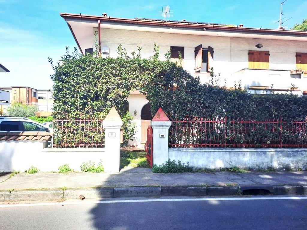 Villa a schiera lungofrigido ponente,  51, marina di massa centro, massa