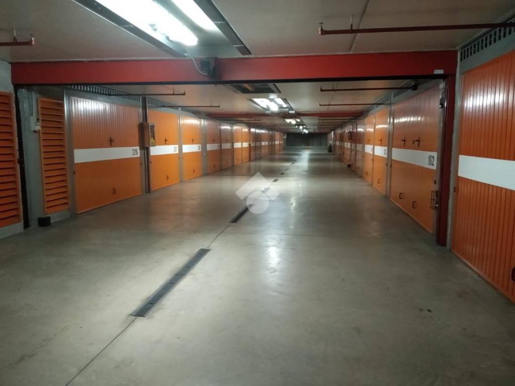 Garage - box piazzale giulio cesare 10, city life, milano