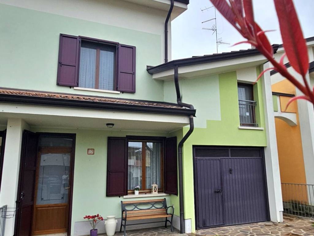 Villa a schiera via luigi gonzaga 4a, centro, guastalla