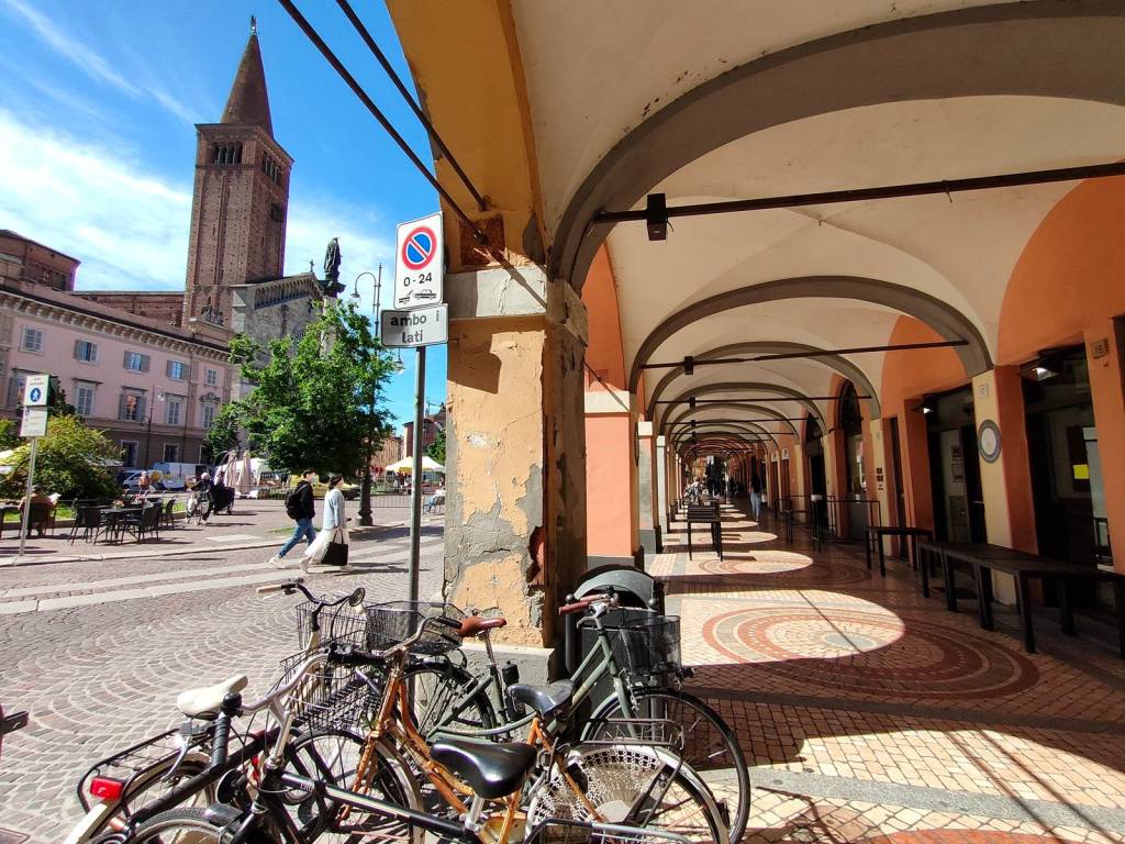 Locale commerciale piazza duomo 9, centro storico, piacenza