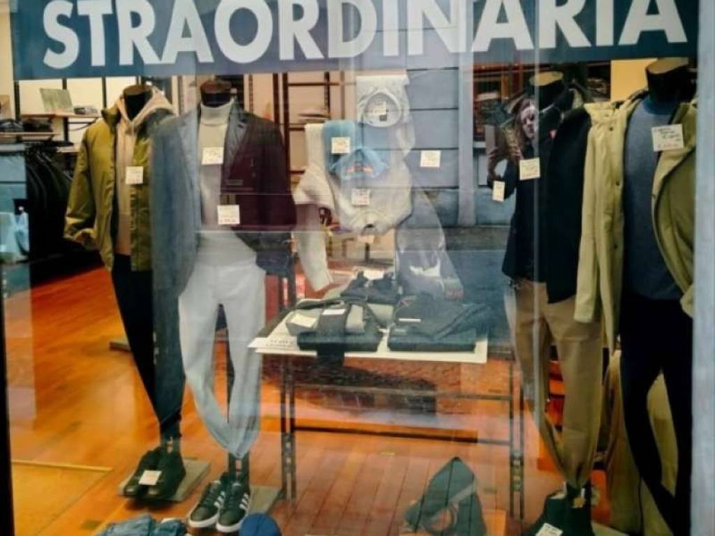 Locale commerciale via carlo cattaneo, centro, lecco