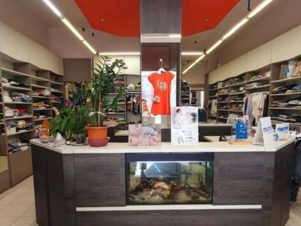 Locale commerciale via carlo cattaneo, centro, lecco