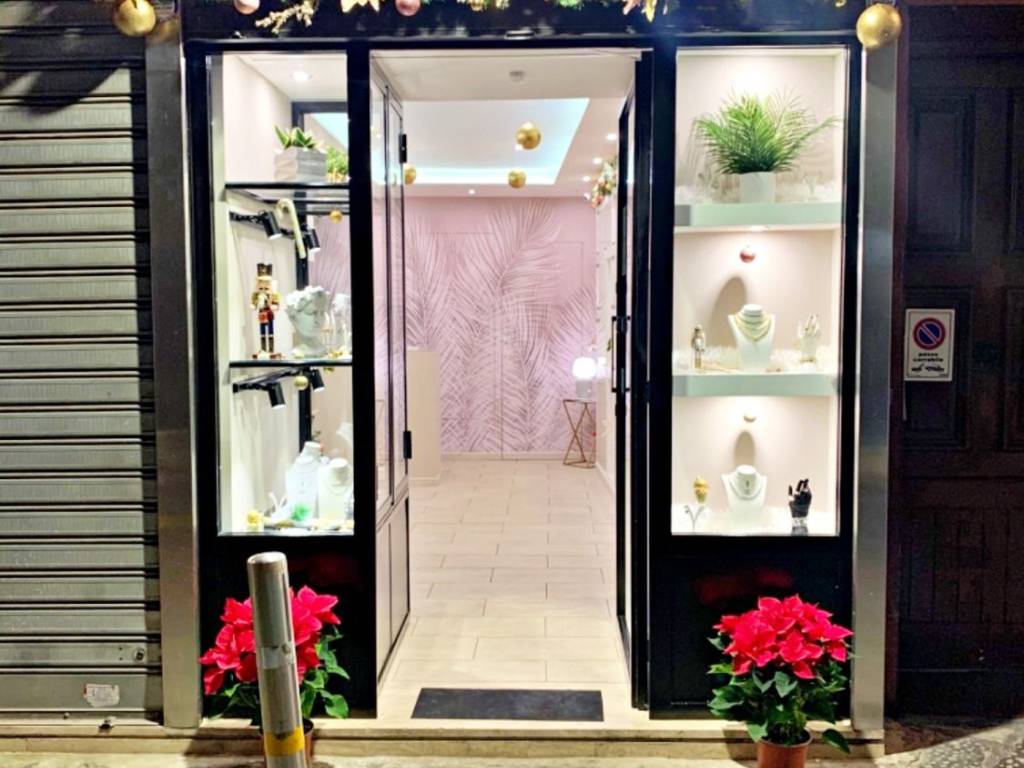 Locale commerciale via guglielmo sanfelice, 44, aversa