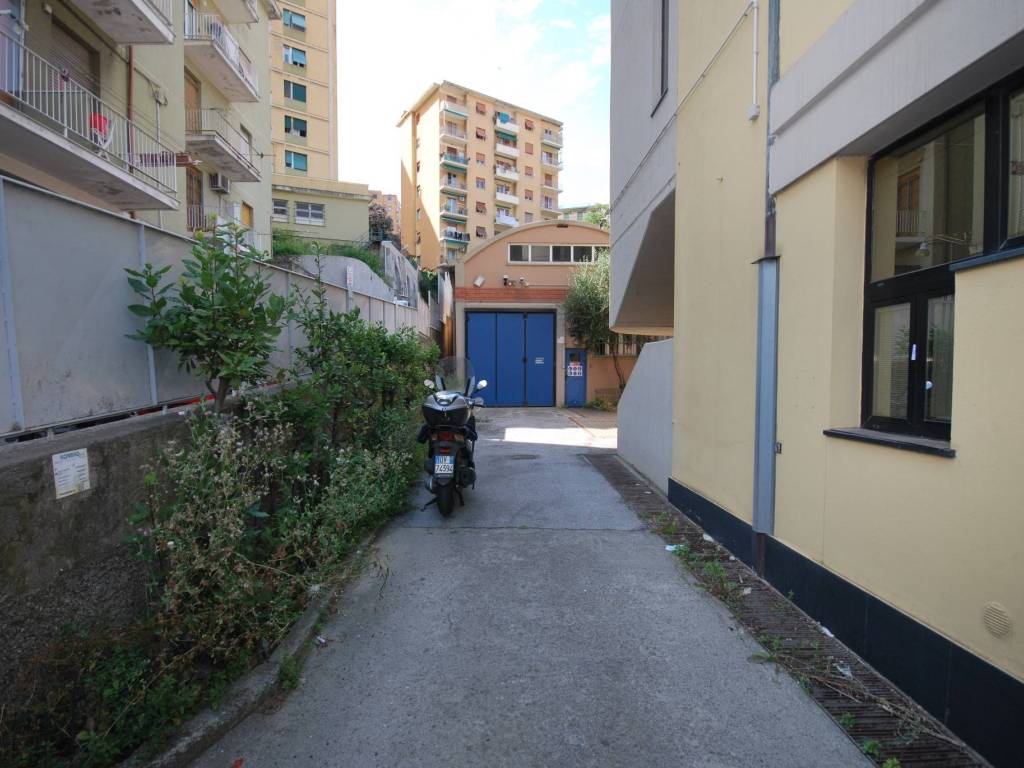 Capannone via faliero vezzani, rivarolo, genova