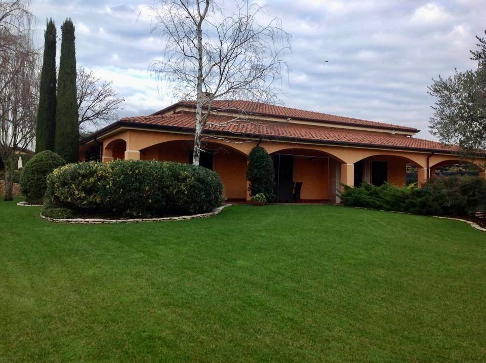 Villa unifamiliare via milano, 57, centro, peschiera del garda