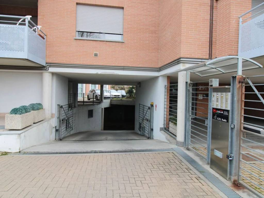 Garage - box via vivaro 27, borgo piave, corso europa, zona ferrero, alba