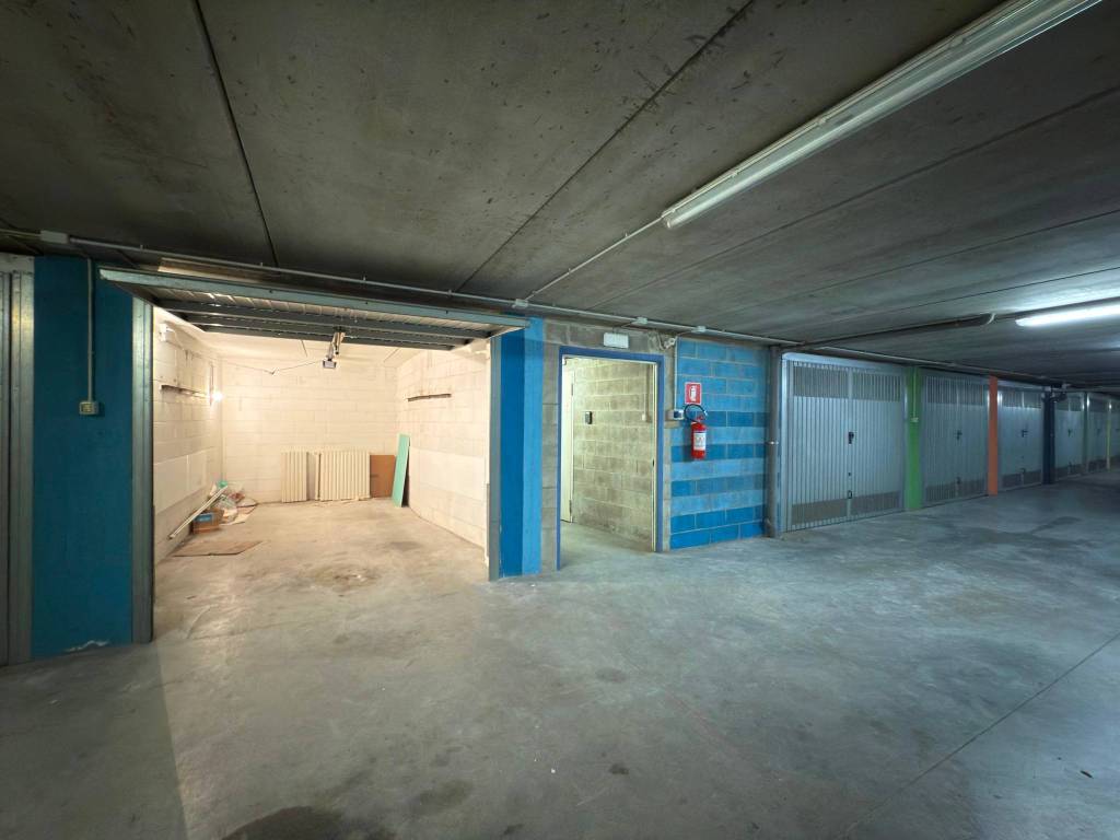Garage - box via altaguardia 1, porta romana - medaglie d'oro, milano