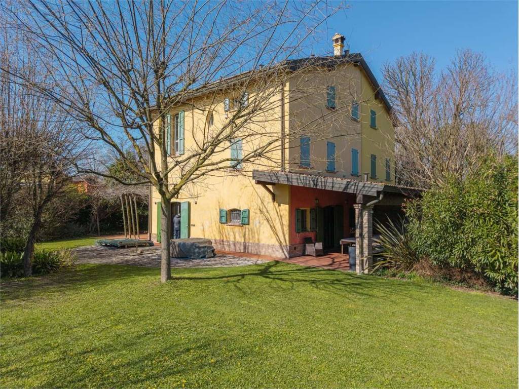 Villa bifamiliare strada canaletto centro, 378/3, sacca - stazione, modena