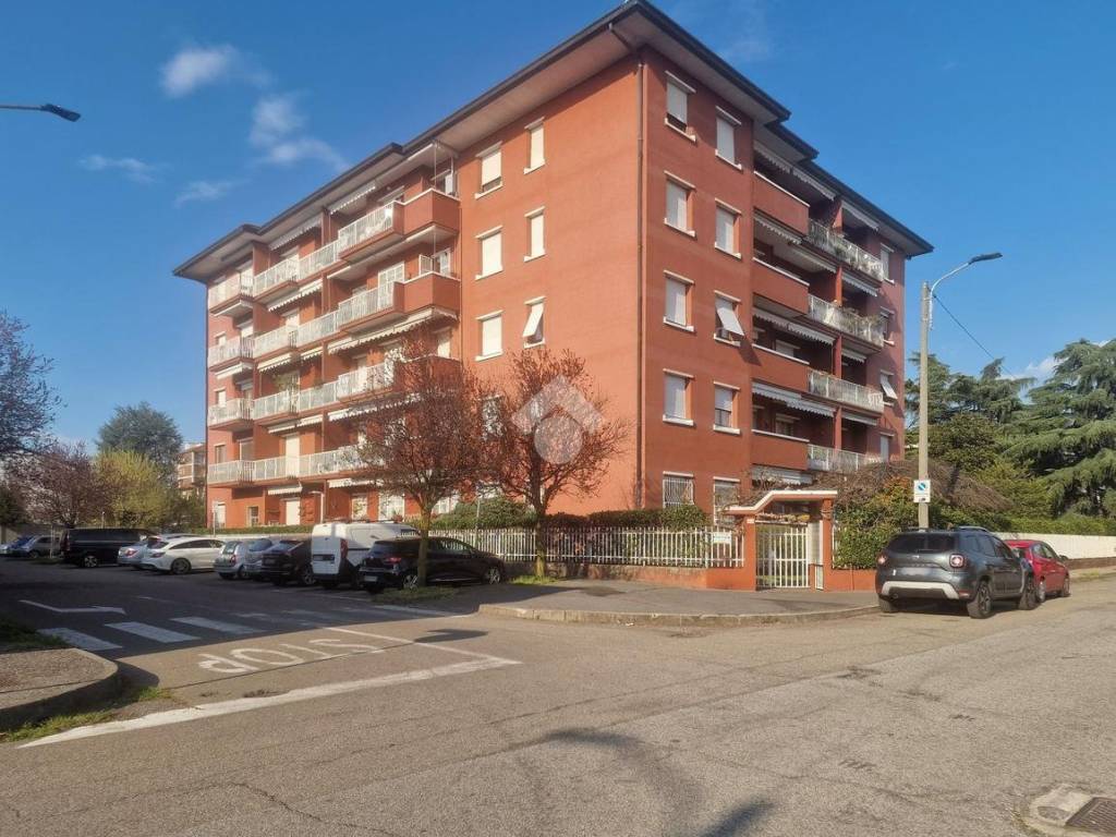 Vendita Appartamento Muggiò. Bilocale in via Nino Bixio 9. Buono stato,  piano rialzato, con balcone, riscaldamento autonomo, rif. 119347387