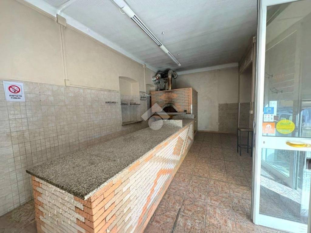 Locale commerciale via ettore cadenaccio, sestri ponente, genova