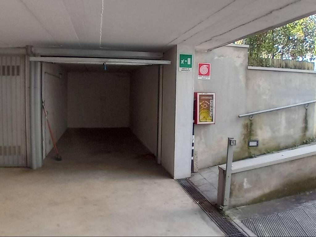 Garage - box via guglielmo marconi 34, barlassina