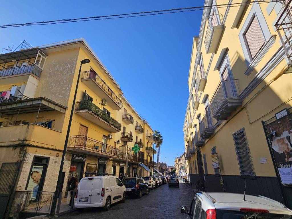 Trilocale corso duca d'aosta 9, pianura, napoli