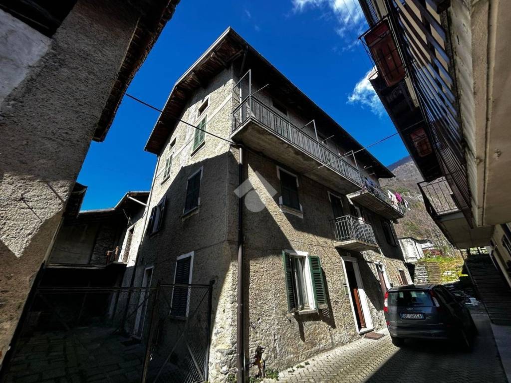 Terratetto plurifamiliare via alla chiesa, centro, dubino