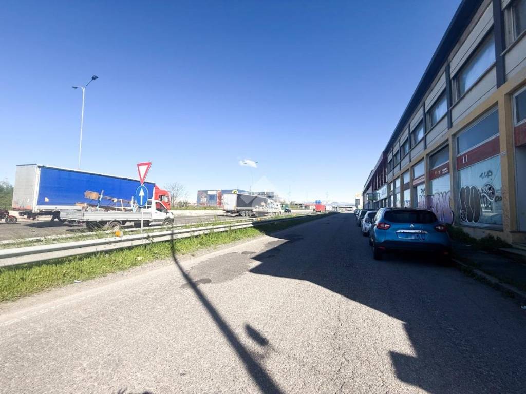 Capannone viale valassina, stazione, lissone