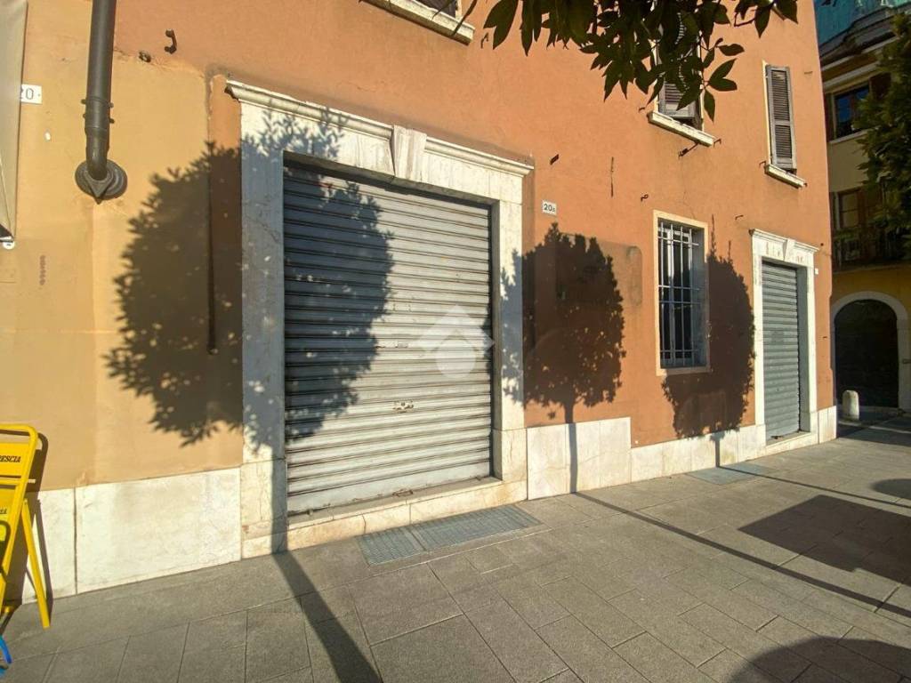 Locale commerciale piazza martiri della libertà 20, lonato, lonato del garda