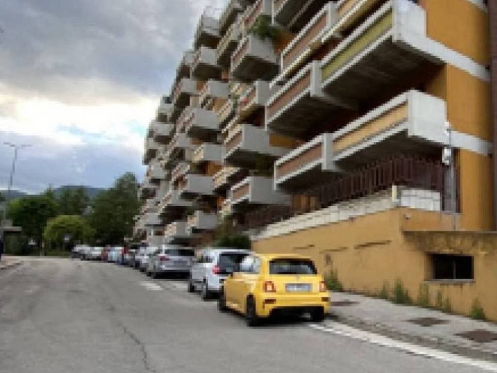 Negozio all'asta via don giovanni bosco, folignano