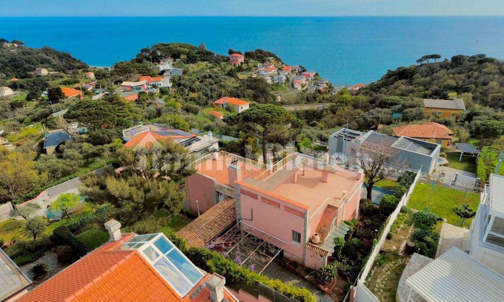 Samostatná vila s bazénem a výhledem na moře na prodej v Celle Ligure