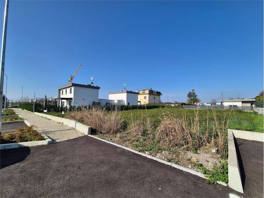 Terreno edificabile via enrico toti, cirimido