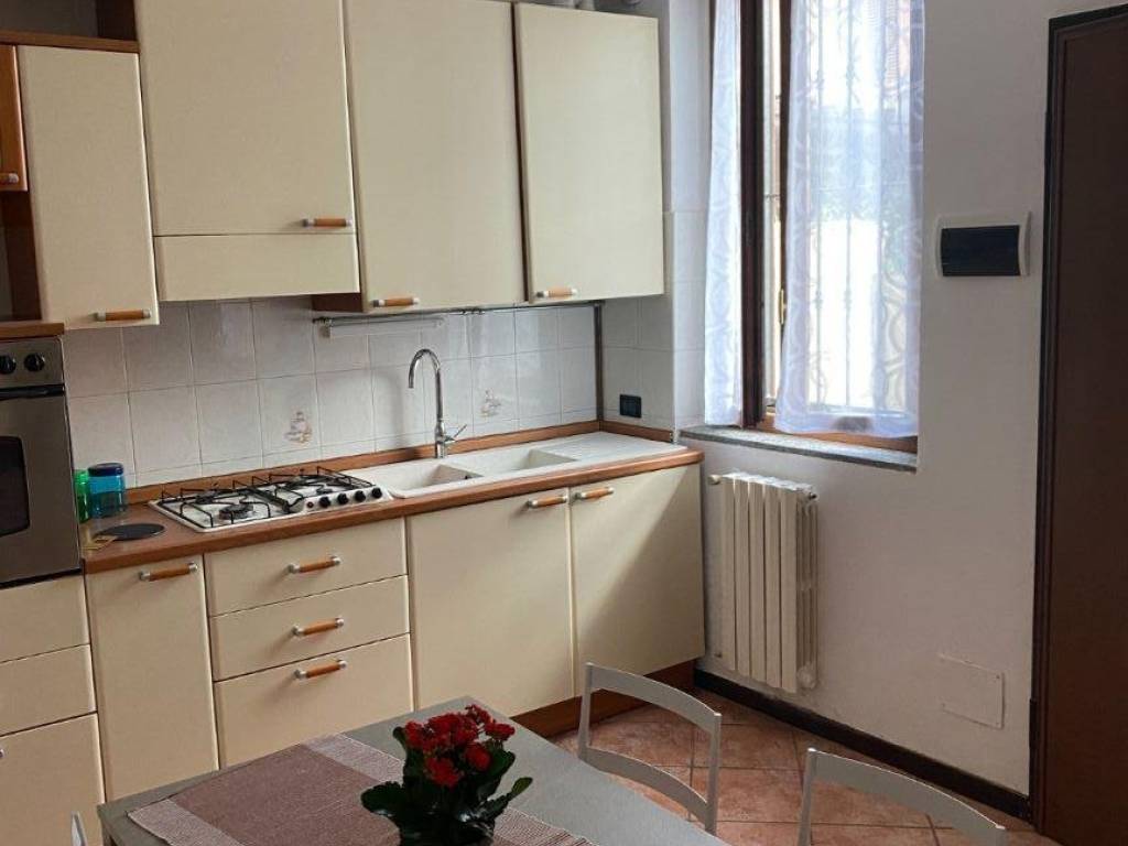 Bilocale via molgora 14, centro, camparada