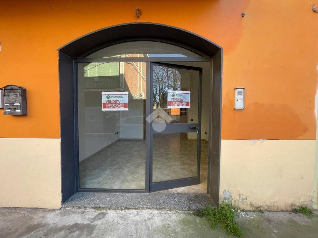 Locale commerciale via g. garibaldi 1, centro, castelnovo di sotto