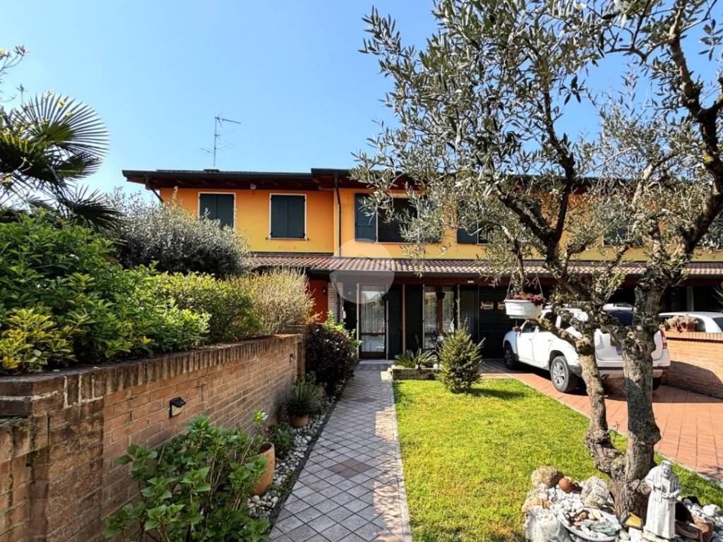 Villa a schiera via parini 290, borgo virgilio