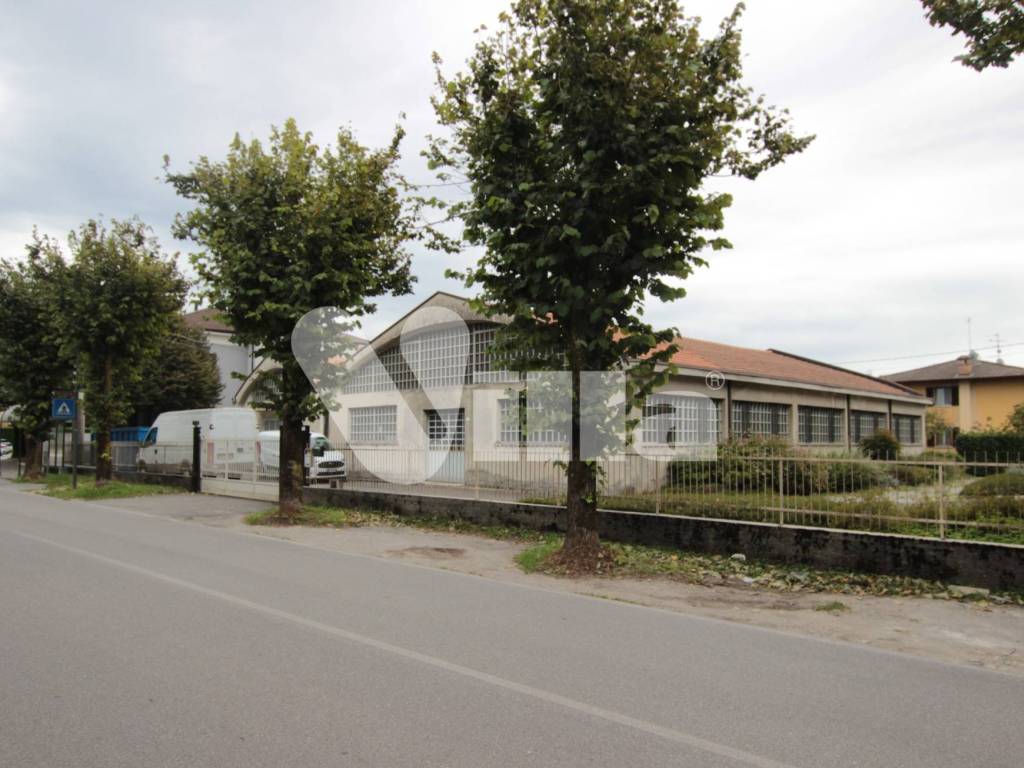 Capannone via camillo benso di cavour 5, sirone