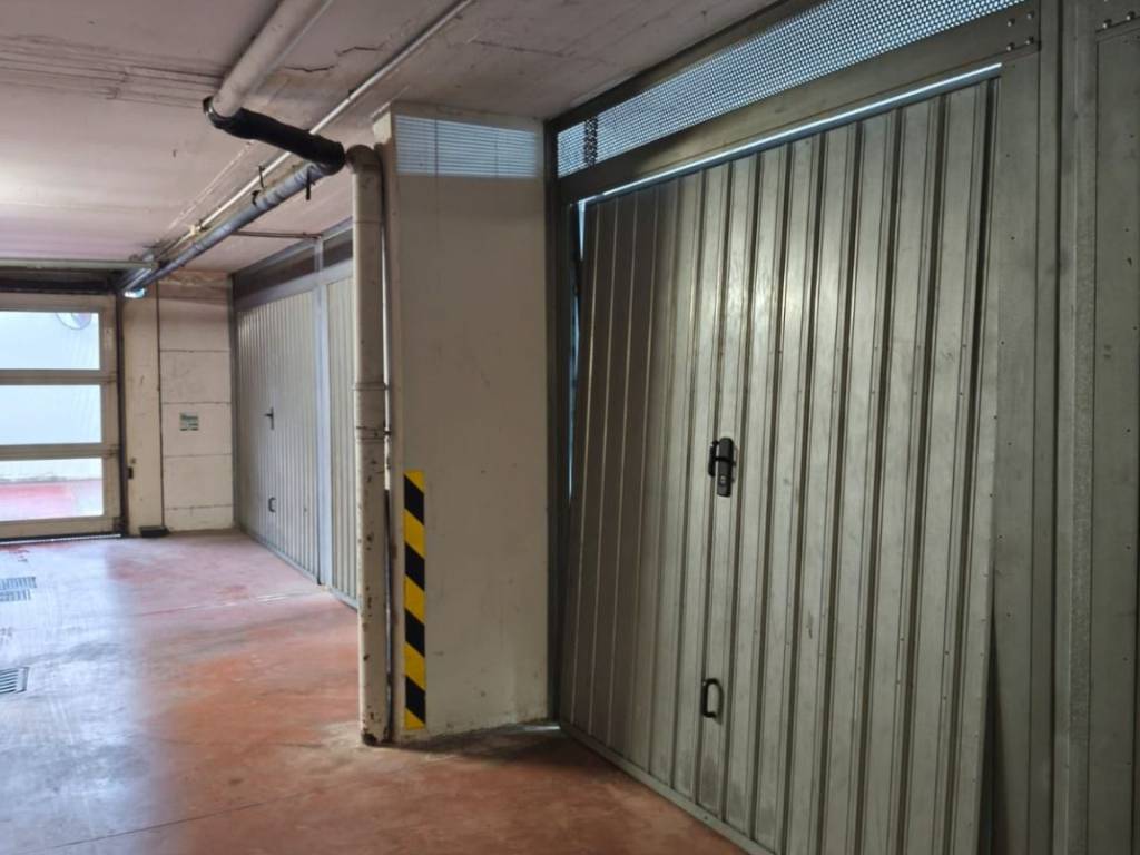Garage - box via luigi olivares, casal palocco, roma
