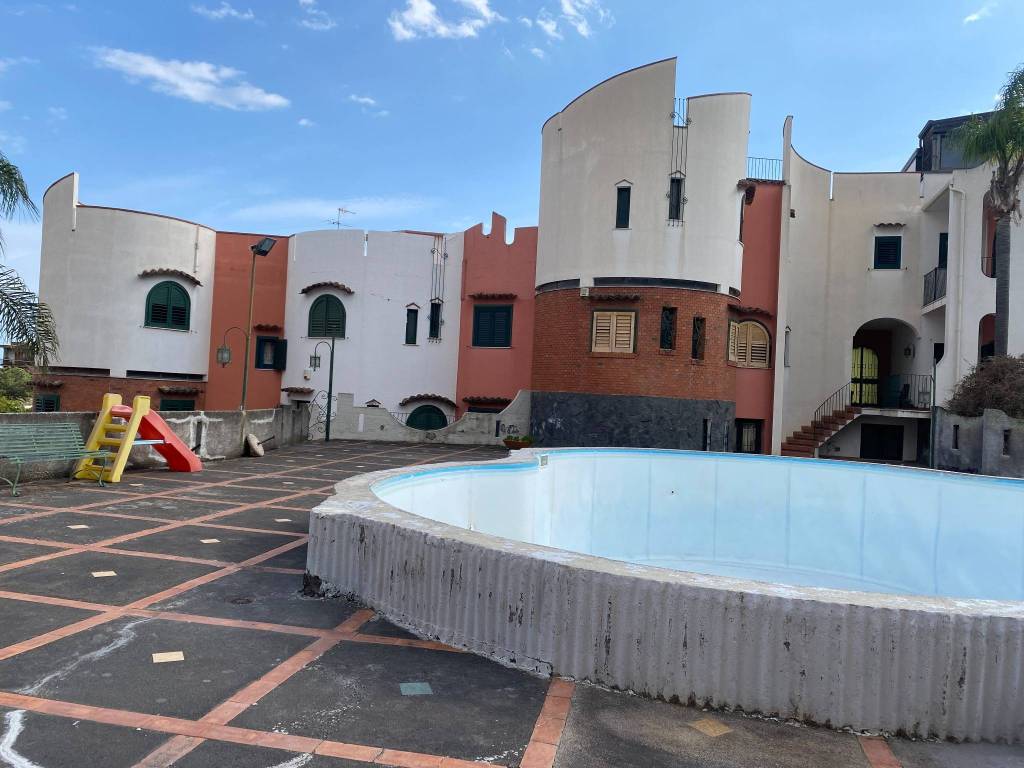 Villa a schiera via leucatia, barriera - leucatia, catania