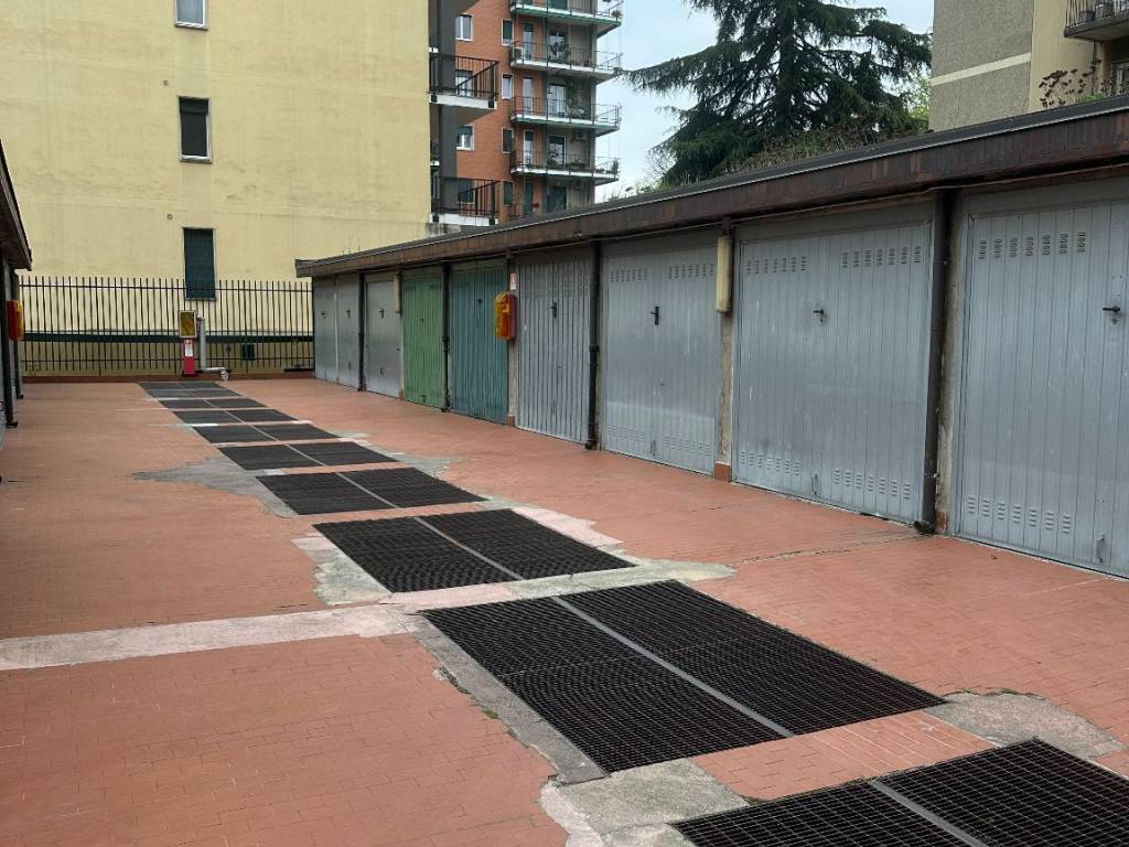 Garage - box via dei fiordalisi 9, lorenteggio, milano