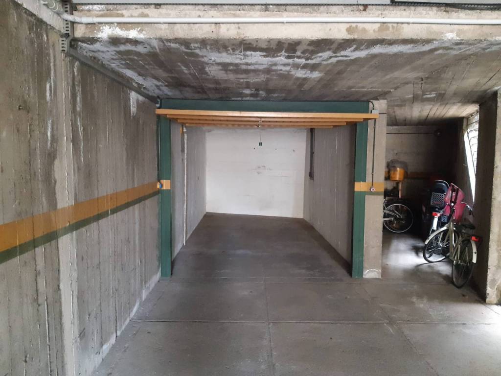 Garage - box via raffaele botti 8, centro, iseo