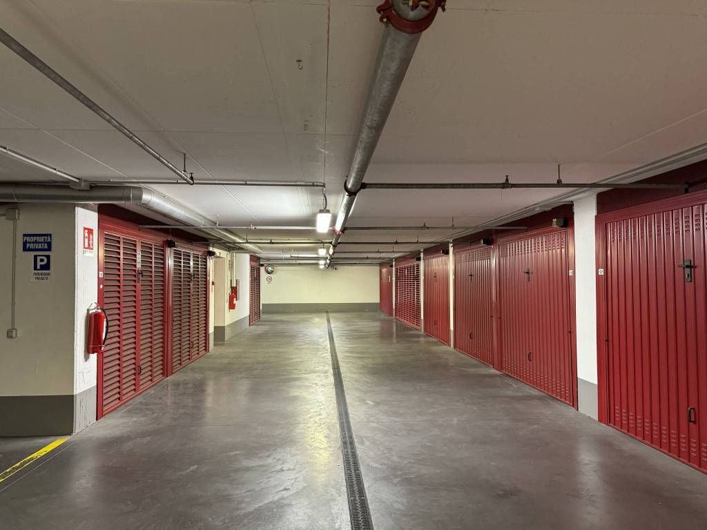 Garage - box via solferino 23, moscova, milano