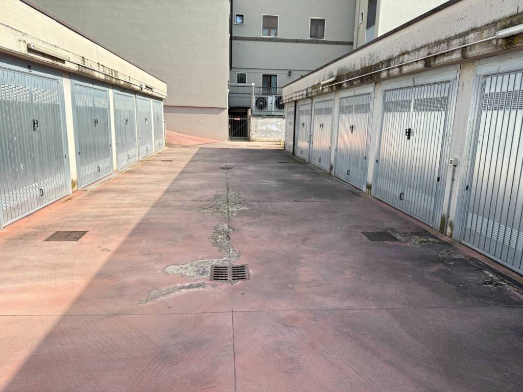 Garage - box via giacomo matteotti, centro, rozzano
