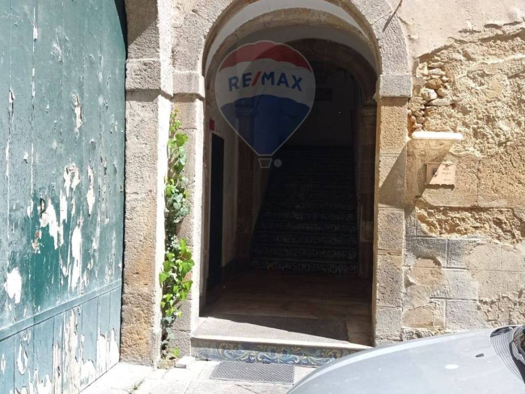 Appartamento piazza umberto i 19, centro, caltagirone