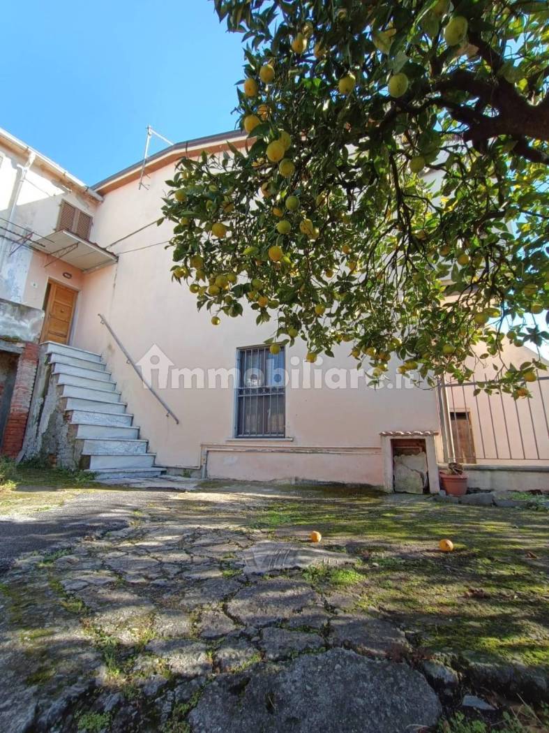 Casa indipendente in vendita a Massa