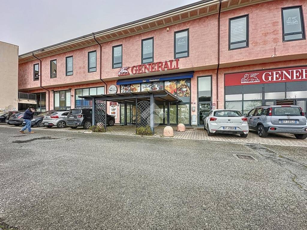Locale commerciale piazza nilde iotti 5, villaggi, bellaria, pontedera