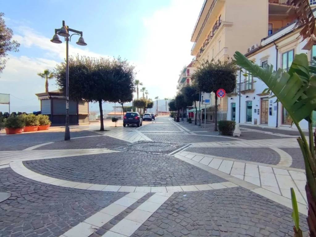 Locale commerciale viale cristoforo colombo, centro, crotone