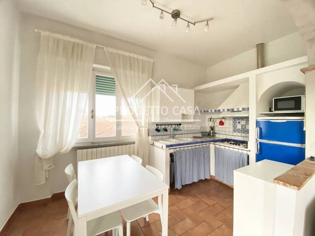 Affitto Appartamento Camaiore. Quadrilocale in via Stefano Franceschi.  Ottimo stato, secondo piano, con terrazza, riscaldamento autonomo, rif.  120052972