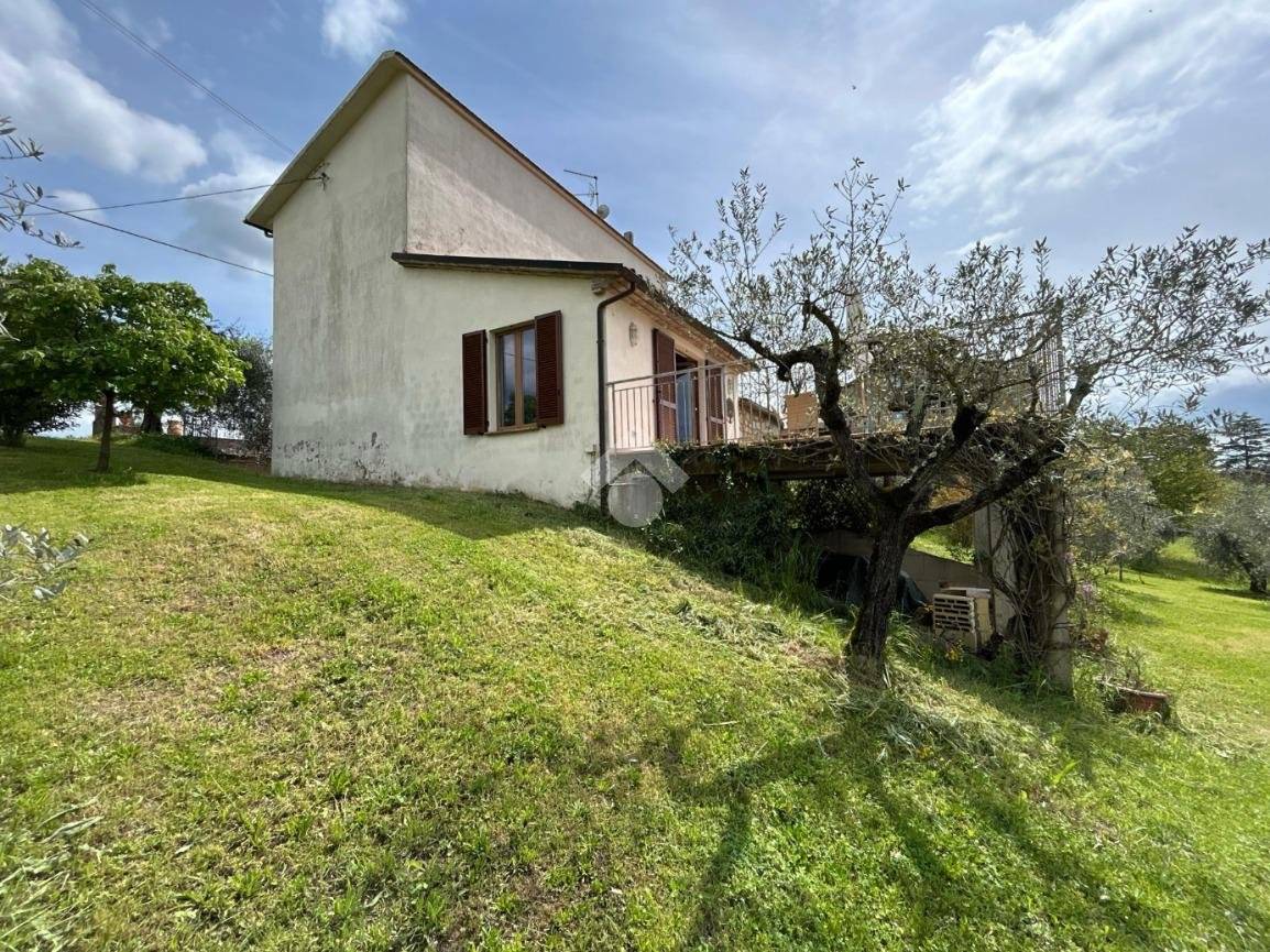 Samostatný dům se zemědělským pozemkem na prodej ve Fossatello Orvieto - 3