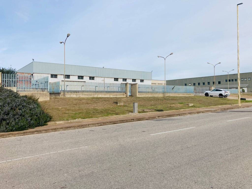 Capannone via mario betti, viale elmas, cagliari