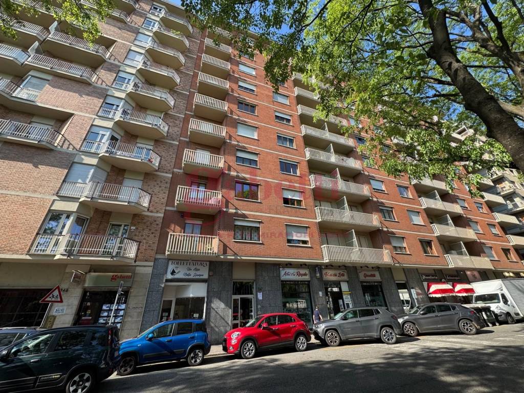 Vendita Appartamento Torino. Trilocale in corso SEBASTOPOLI , 247. Buono  stato, quarto piano, con balcone, riscaldamento centralizzato, rif.  120210228