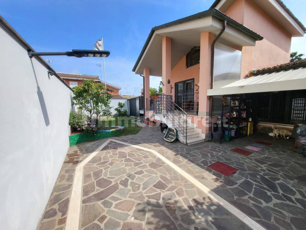 Villa plurifamiliare via Cesare Pascucci, Infernetto, Roma